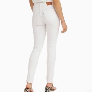 White Levi’s 311 shaping jeans
